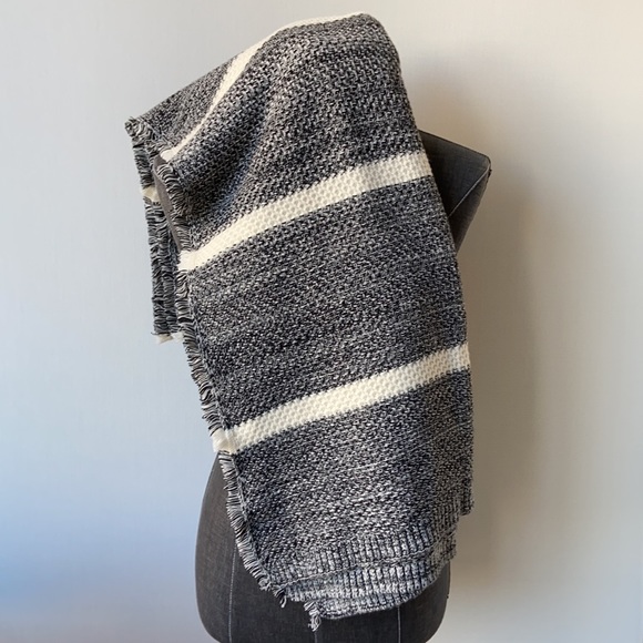 Banana Republic Large Knit Blanket Scarf - Picture 3 of 3